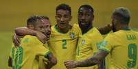 'Queremos dar um espetáculo para o torcedor', contou Everton Ribeiro (cercado pelos colegas) (NELSON ALMEIDA / AFP)  Foto: Lance!
