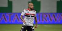 Daniel Alves não teve bom momento com a camisa do São Paulo  Foto: Reuters