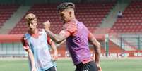 Rigoni durante treino com o time sub-17 do São Paulo nesta sexta-feira  Foto: Reprodução/Erico Leonan/@saopaulofc