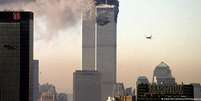 Avião comercial antes de se chocar contra as Torres Gêmeas, em Nova York, em 2001  Foto: DW / Deutsche Welle