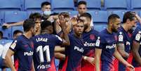 Jogadores do Atlético de Madrid comemoram vitória no fim  Foto: Albert Gea / Reuters