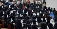 Estudantes afegãs precisam frequentar turmas apenas com outras mulheres e cobrir o rosto  Foto: EPA / Ansa - Brasil
