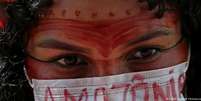 Mulher indígena protesta contra Bolsonaro em Brasília em abril de 2020: a maior parte (75%) dos assassinatos de ambientalistas brasileiros em 2020 ocorreu na Amazônia e vitimou indígenas  Foto: DW / Deutsche Welle