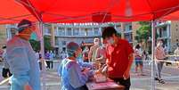 Moradores se registram para fazer testes de detecção de Covid em Quanzhou, na província chinesa de Fujian
13/09/2021 China Daily via REUTERS   Foto: Reuters