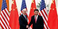 Presidente da China, Xi Jinping, cumprimenta então vice-presidente dos EUA, Joe Biden, em Pequim em 2013
04/12/2013 REUTERS/Lintao Zhang/Pool  Foto: Reuters