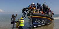 Muitos migrantes s&atilde;o resgatados pela RNLI, organiza&ccedil;&atilde;o que salva vidas no mar  Foto: Dan Kitwood/Getty Images / BBC News Brasil