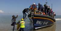 Muitos migrantes são resgatados pela RNLI, organização que salva vidas no mar  Foto: Dan Kitwood/Getty Images / BBC News Brasil