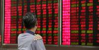 Investidor acompanha telão com flutuações dos mercados em corretora de Pequim
27/08/2015
REUTERS/Jason Lee  Foto: Reuters