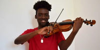 Carlos Samuel, de 20 anos, foi salvo por violino durante tiroteio no Rio de Janeiro  Foto: Arquivo pessoal / BBC News Brasil