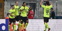 Jogadores do Borussia Dortmund comemoram gol na vitória desta quarta-feira (Foto: OZAN KOSE / AFP)  Foto: Lance!
