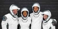 Chris Sembroski, Sian Proctor, Jared Isaacman e Hayley Arceneaux posam para foto com trajes especiais para ensaio de lan&ccedil;amento no Cabo Canaveral
12/09/2021 Inspiration4/John Kraus/Divulga&ccedil;&atilde;o via REUTERS  Foto: Reuters