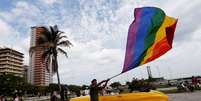 Participante de marcha contra a homofobia segura bandeira do arco-&iacute;ris em Havana
13/05/2017
REUTERS/Stringer  Foto: Reuters