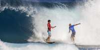 Medina e Slater juntos em ação (Foto: WSL/Divulgação)  Foto: Lance!