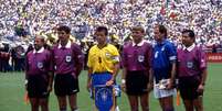 Baresi, capitão da Itália na Copa de 1994, ao lado de Dunga antes da final daquele Mundial  Foto: Reprodução/Facebook/@worldcupusa94
