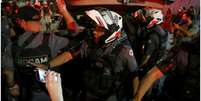 PM prende manifestante em ato contra Bolsonaro; críticos temem que agência antiterrorismo sirva para perseguição política  Foto: Reuters / BBC News Brasil