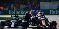 Verstappen e Hamilton colidem.  Foto: F1 / Twitter