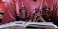 Brasil registra uma das maiores disparidades de nível de leitura entre jovens de baixa e alta renda  Foto: Getty Images / BBC News Brasil
