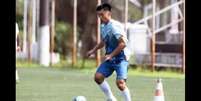 Junlong Xiao tem 20 anos e é uma promessa do futebol chinês (Foto: Pedro Ernesto Guerra Azevedo/Santos FC)  Foto: Lance!