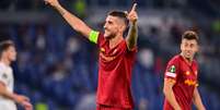 Lorenzo Pellegrini comemora um dos seus dois gols na vitória da Roma nesta quinta-feira  Foto: Reprodução/Facebook/@asroma