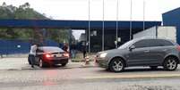 Carros da Polícia Federal chegam na sede da Precisa   Foto: Reprodução/TV Globo