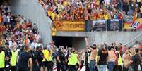 Torcedores invadem o campo para brigar no intervalo do clássico entre Lens e Lille  Foto: Pascal Rossignol/Reuters 