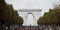 Pessoas caminham perto do Arco do Triunfo em Paris em dia sem carros na capital francesa
19/09/2021 
REUTERS/Benoit Tessier  Foto: Reuters