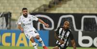 O lateral Felipe Jonatan teve bons momentos no jogo deste sábado, em Fortaleza (Divulgação / Twitter Santos)  Foto: Lance!