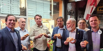 Bolsonaro e sua comitiva comendo em Nova York  Foto: Reprodução / Instagram