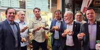 Jair Bolsonaro come pizza na rua em Nova York, pois não pode entrar em restaurantes  Foto: Reprodução/Instagram