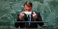 Presidente Jair Bolsonaro recoloca a máscara depois de falar na abertura da Assembleia-Geral da ONU
21/09/2021. 
 REUTERS/Eduardo Munoz/Pool  Foto: Reuters