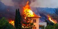 A lava do vulcão Cumbre Vieja destruiu várias casas em vilarejos próximos em La Palma  Foto: Reuters / BBC News Brasil