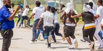 Algumas das pessoas deportadas para o Haiti tentaram voltar para a aeronave usada pelo governo dos EUA  Foto: Reuters / BBC News Brasil