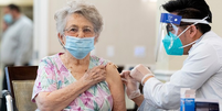 Existem pelo menos quatro fatores que ajudam a explicar a queda de proteção das vacinas entre os mais velhos  Foto: Getty Images / BBC News Brasil