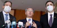 Ministro da Economia, Paulo Guedes, fala a jornalistas entre o presidente da Câmara, deputado Arthur Lira, e do Senado, Rodrigo Pacheco
12/02/2021
REUTERS/Ueslei Marcelino  Foto: Reuters