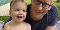 O jornalista Anderson Cooper, 54, com seu filho Wyatt Morgan, de um ano   Foto: Reprodução Instagram / @andersoncooper / Estadão