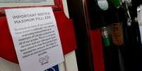 Cartaz informa sobre racionamento de combustíveis em posto em Stoke-on-Trent, no Reino Unido
25/09/2021 REUTERS/Carl Recine  Foto: Reuters
