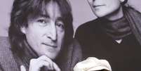 Yoko Ono concede entrevista em frente a retrato seu e de John Lennon em Tóquio 07/10/2005 REUTERS/Toru Hanai  Foto: Reuters
