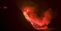 Lava do vulcão de La Palma chega ao oceano Atlântico  Foto: EPA / BBC News Brasil