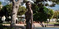 A estátua retrata uma mulher em um vestido com o braço direito sobre os seios  Foto: Getty Images / BBC News Brasil