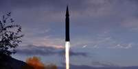 Emissora norte-coreana divulgou imagem de lançamento de novo míssil  Foto: EPA / Ansa - Brasil