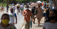A retomada das atividades econômicas e sociais com segurança depende da vacinação completa, do uso de máscaras e da preferência por lugares abertos  Foto: Getty Images / BBC News Brasil