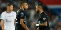 Kylian Mbappé e Neymar durante partida do Paris St Germain contra o Montpellier pelo Campeonato Francês
25/09/2021 REUTERS/Gonzalo Fuentes  Foto: Reuters