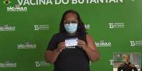 Primeira pessoa vacinada contra covid-19 no Brasil, enfermeira Mônica Calazans recebeu dose de reforço nesta quarta-feira  Foto: Governo de SP/Reprodução / Estadão