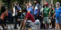 Pessoas aguardam para receber a vacina contra a Covid-19 da AstraZeneca durante campanha de vacina&ccedil;&atilde;o para moradores de rua, no centro do Rio de Janeiro
27/05/2021 REUTERS/Ricardo Moraes  Foto: Reuters