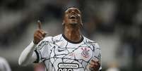 Jô comemora gol do Corinthians em lance contra o Bahia  Foto: Fernando Roberto/UAI Foto / Gazeta Press