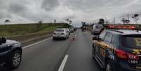 Acidente ocorreu na manhã desta domingo, 10, na rodovia Presidente Dutra, em Pindamonhangaba  Foto: Divulgação Polícia Rodoviária Federal / Estadão Conteúdo