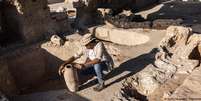 Avshalom Davidesko, da Autoridade de Antiguidades de Israel, examina ânfora encontrada nas escavações  Foto: DW / Deutsche Welle