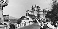Após a anexação da Áustria em 1938, Hitler fez um tour pelo país e foi recebido com celebrações em diversos locais  Foto: DW / Deutsche Welle