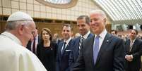 Papa Francisco cumprimenta Joe Biden em encontro em 2016, quando o democrata era vice-presidente dos EUA  Foto: ANSA / Ansa - Brasil