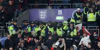 Violência nos estádios em alta, como nesse flagrante de policiais em confronto com torcedores húngaros durante partida entre Inglaterra e Hungria pelas eliminatórias para a Copa do Mundo em Wembley
12/10/2021 Action Images via Reuters/Carl Recine  Foto: Reuters